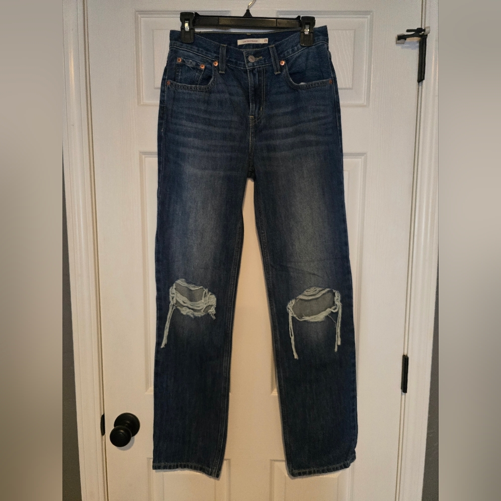 NWOT womens Levi’s Low Pro Straight Jeans.